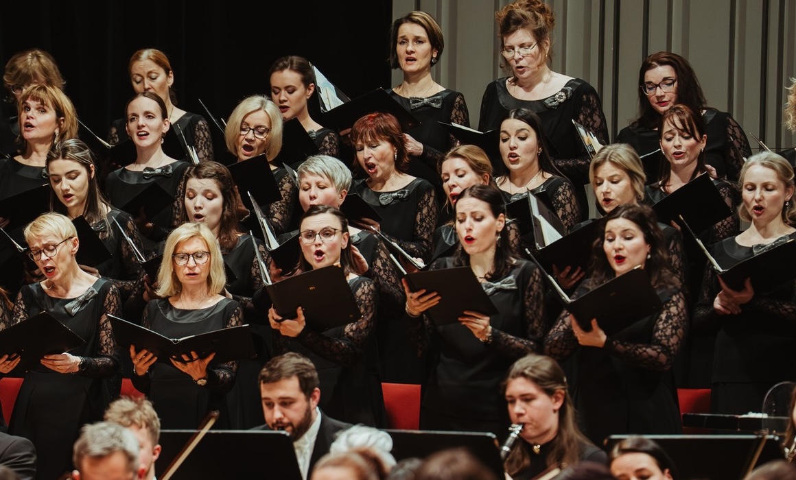 Pražský filharmonický sbor v Hradci Králové při provedení Brahmsova Německého rekviem